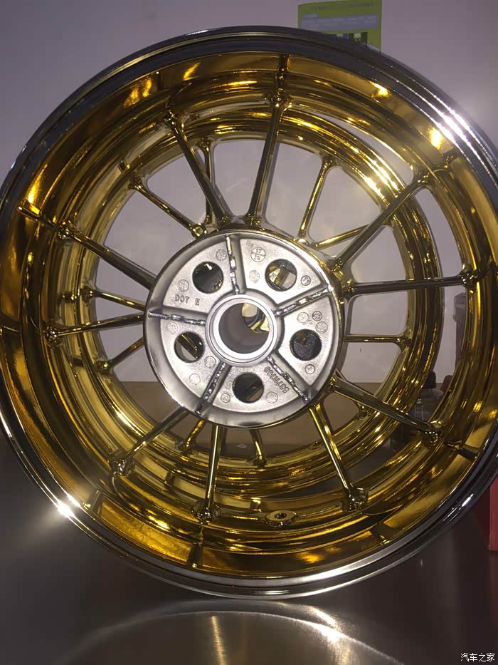 宝马s1000rr电镀轮毂前后对比