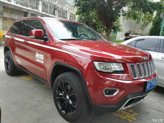 2015红色大切诺基更换轮毂作业