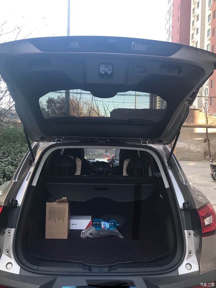 后备箱也挺宽敞容积够