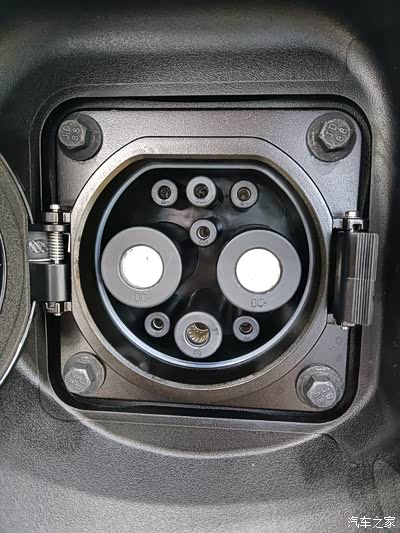 直流充电接口,最大支持直流90kw快充,从30%到80%快充半个小时