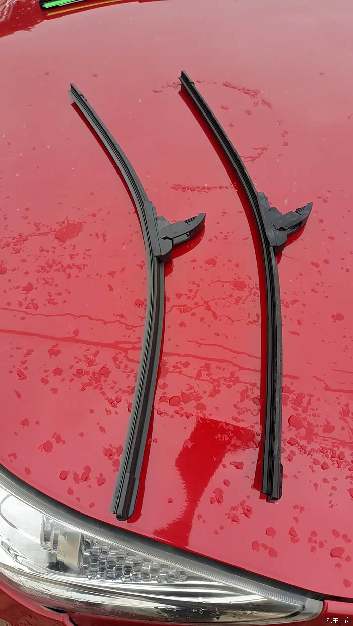 女司机自己动手为爱车更换无骨雨刮器