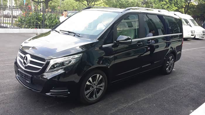 上海看到奔驰v220一黑一白