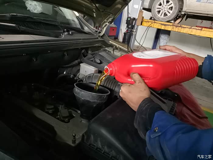 加注进去润滑油刚才放出来润滑油形成两种鲜明对比