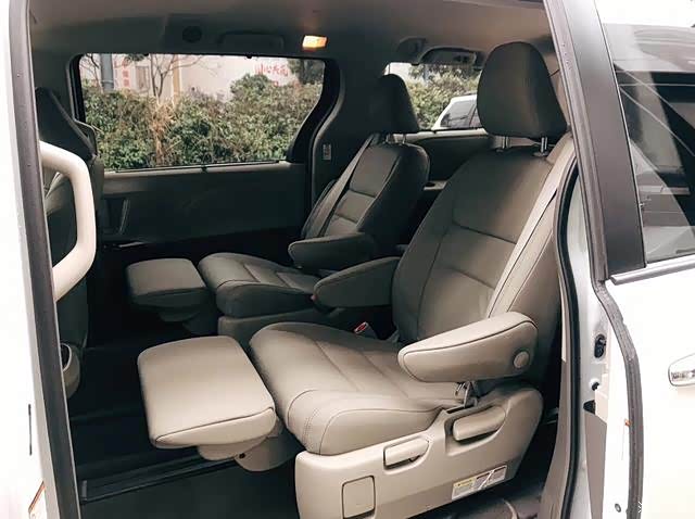 体验35l丰田塞纳空间真的很奢华后排就是大床