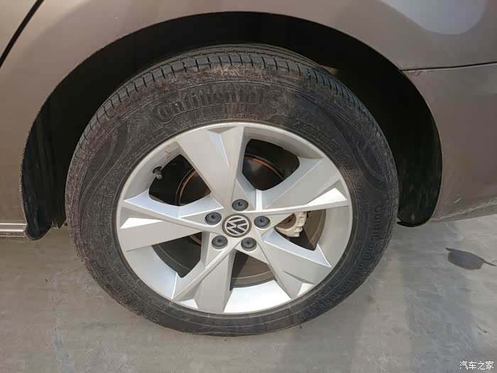 4个轮胎胎肩一圈印子,是胎压不足?还是什么情况!