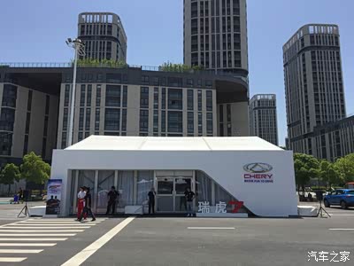 造型新颖别致篷房科学布局在两侧赛道中间