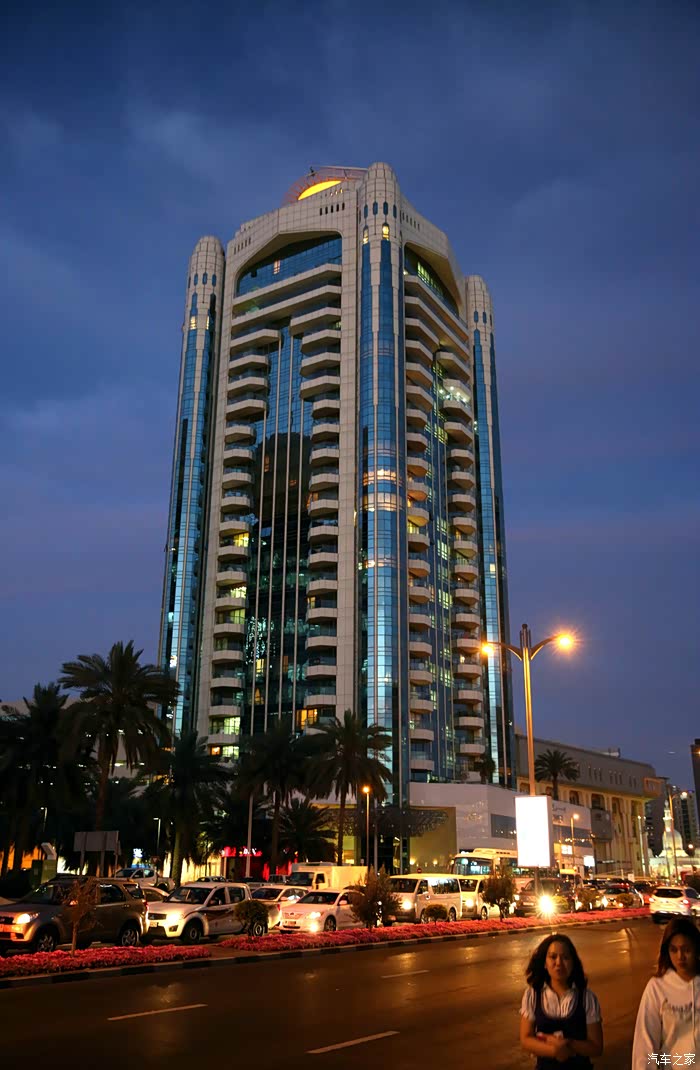 迪拜游第四十八篇-迪拜街头夜景也漂亮
