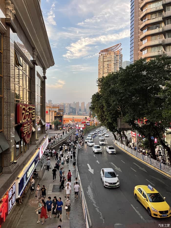 重庆打卡热闹非凡的洪崖洞朝天门地区