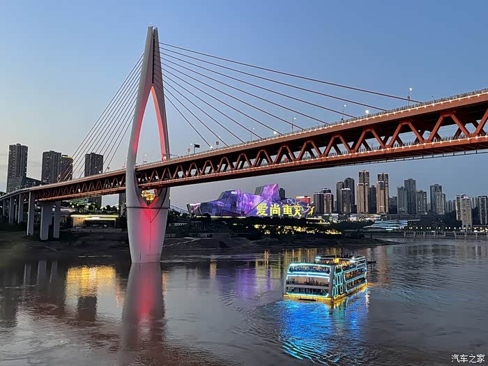 重庆打卡热闹非凡的洪崖洞朝天门地区