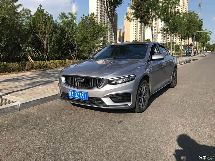 银色的车身,比其他颜色看着都漂亮