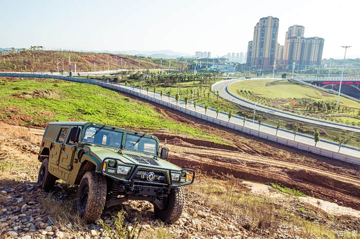 东风猛士越野车eq2050b行驶