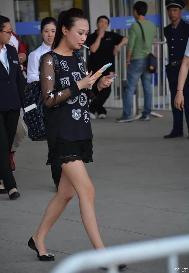 看抽烟的样子估计是大哥的女人