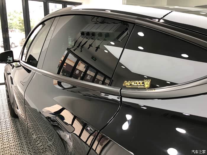 特斯拉modely装贴威固玻璃膜