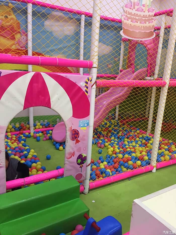 儿子欢乐玩耍小小儿童游乐园