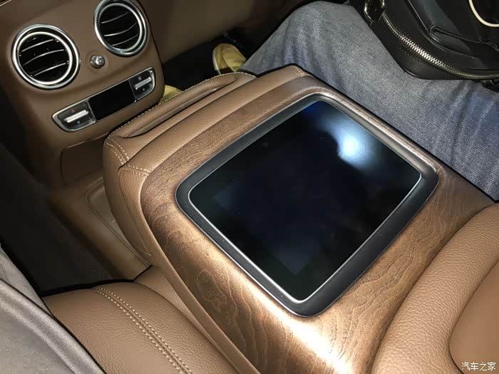 这个后排的触屛可以控制空调,音响等动作.
