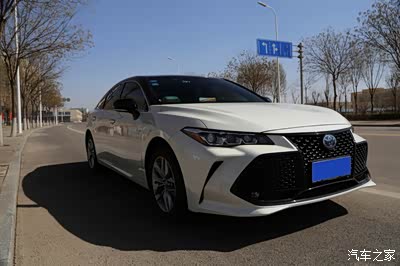 白色黑顶魅力大轿,亚洲龙身影放飞自我