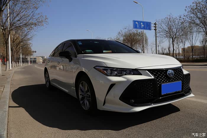 白色黑顶魅力大轿,亚洲龙身影放飞自我