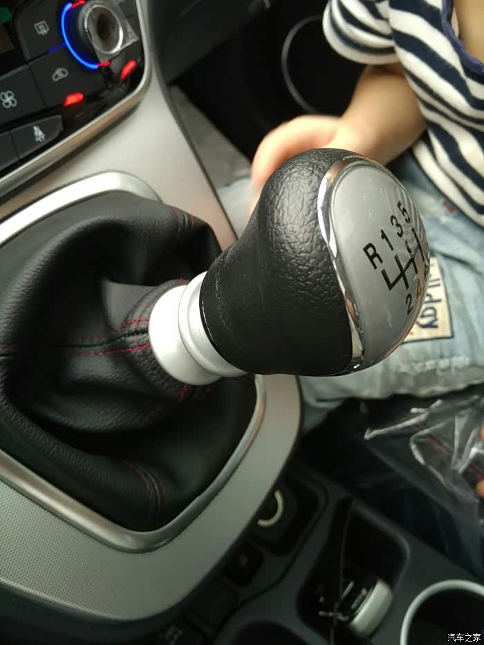 手动挡倒车要拉哪个环?  能拍照看一下吗?