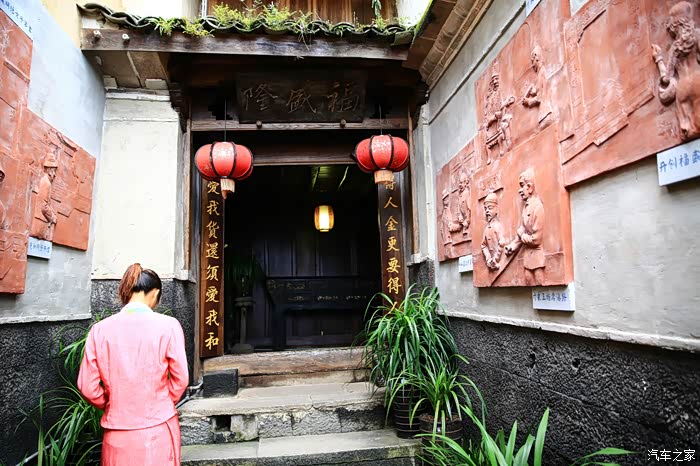 腾冲翡翠大王寸尊福故居,腾冲是云南的翡翠之乡,而因为翡翠而发家的