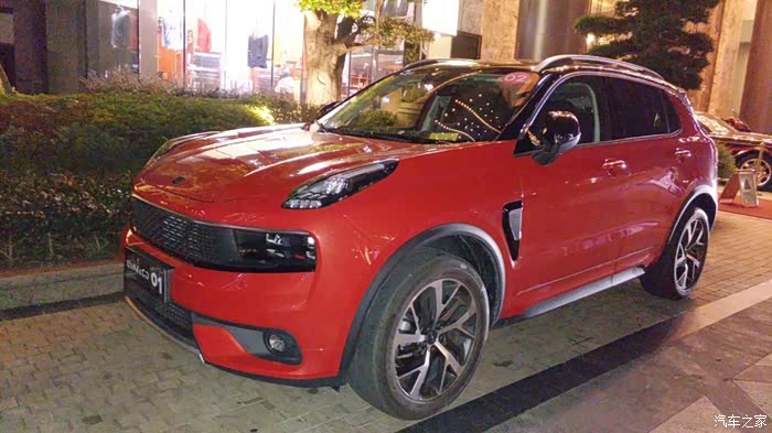 我看到了一款红色的领克01