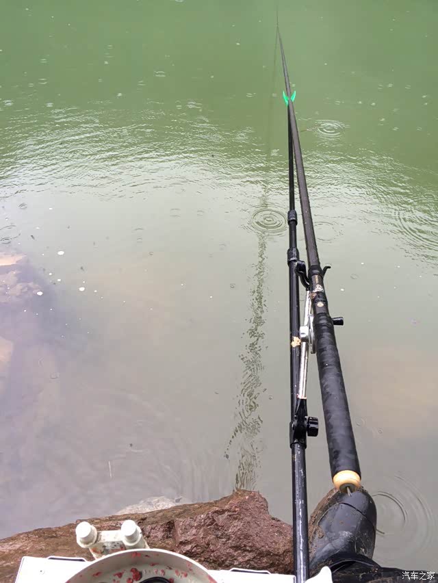 下雨天钓鱼.还是有意外收获的喜悦