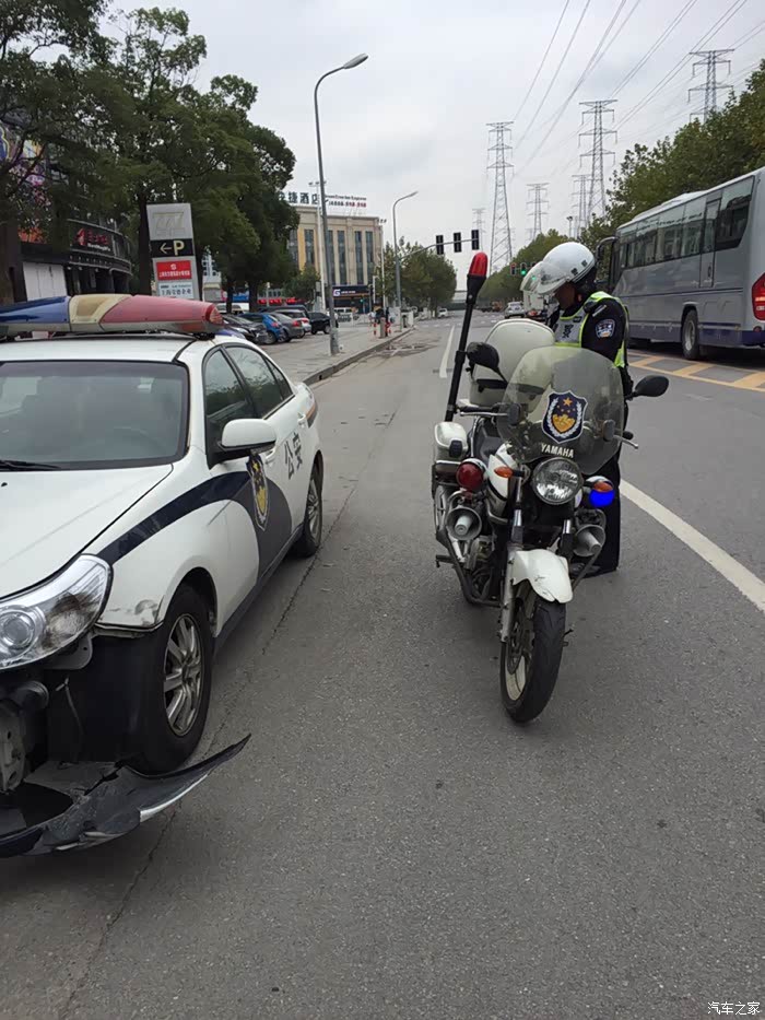 皇冠被警车撞了