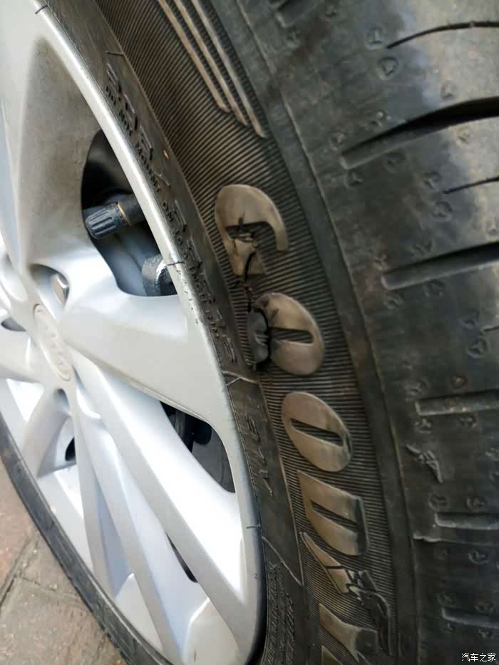 刚发现前轮的橡胶开裂,这种情况应该换胎还是补一?