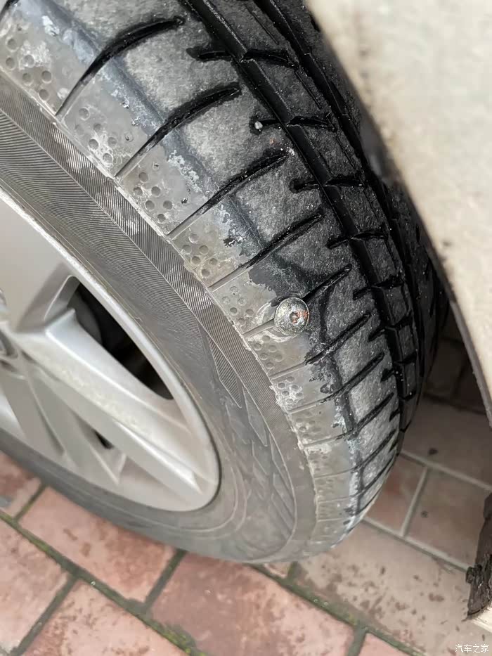 轮胎扎螺丝了要换轮胎吗?