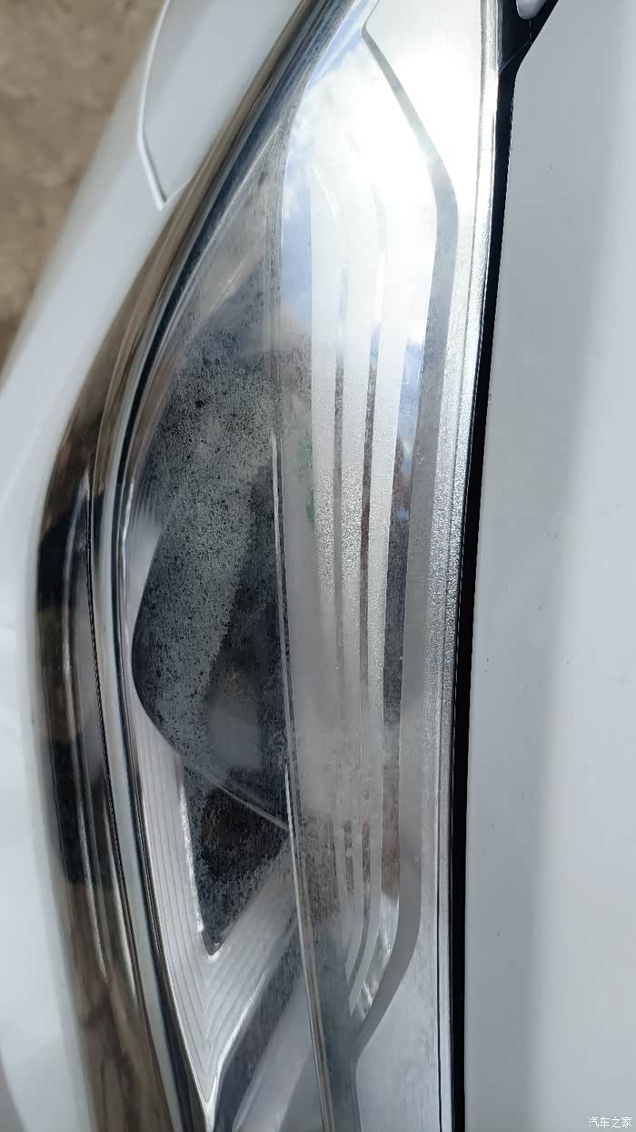18款长安cs75大灯外面有一层摸起像磨砂一样的是什么