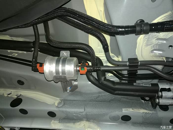 查看格格制动管油管路没有相互干涉有应力结合严等情况