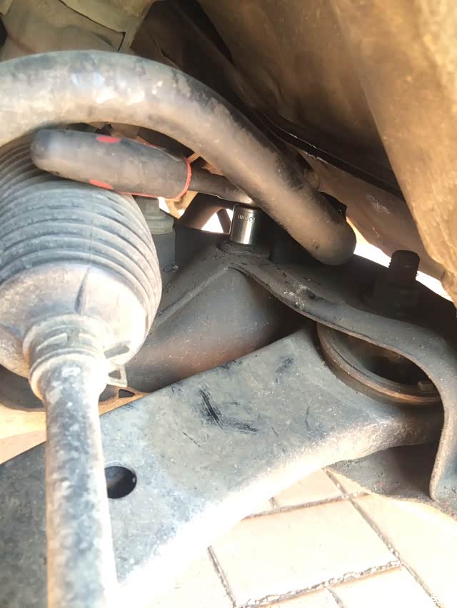 比亚迪l3平衡杆添加耐高温黄油