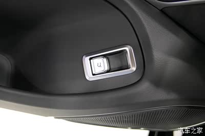 主驾位门处,这里是电动尾门开关