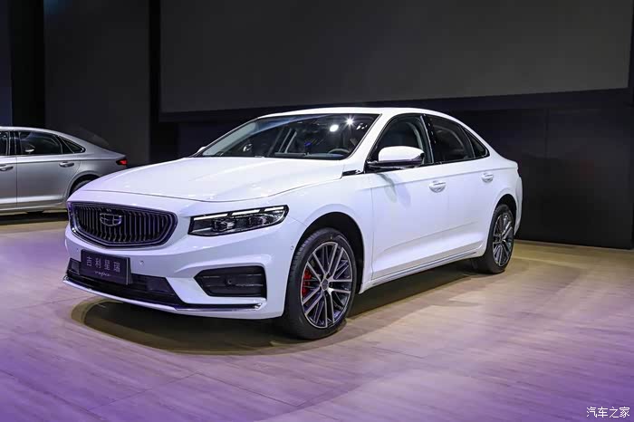 吉利星锐外形整体饱满厚重,很有中型车的味道