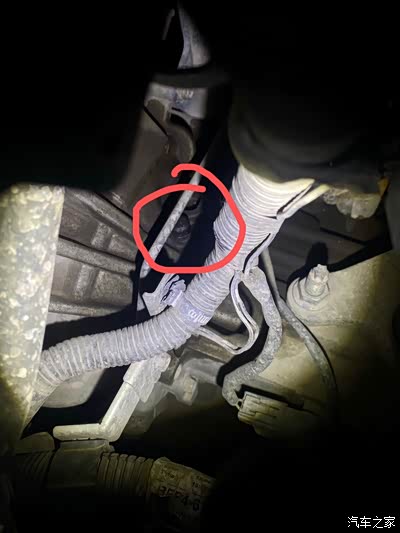 变速箱排气孔漏油?