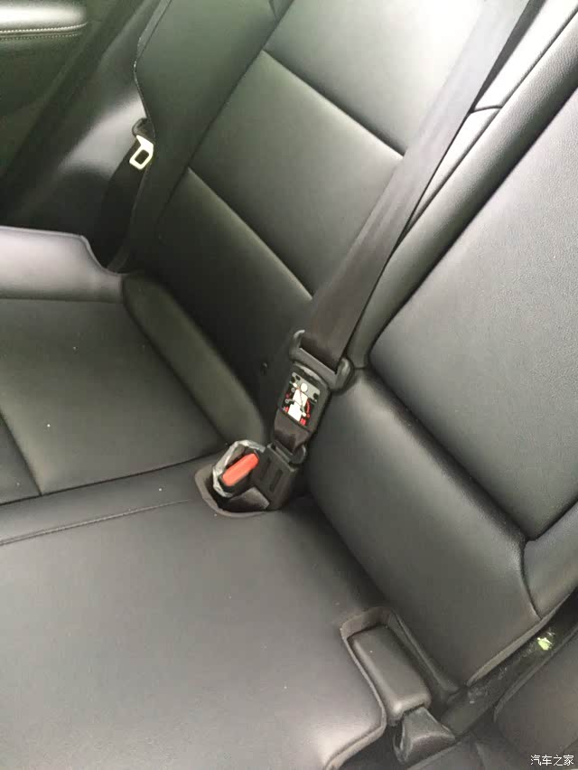 求解后排中间安全带怎么解开