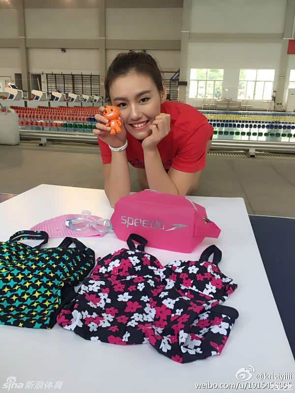 游泳女神刘湘在微博上晒出了最新美照可爱性感
