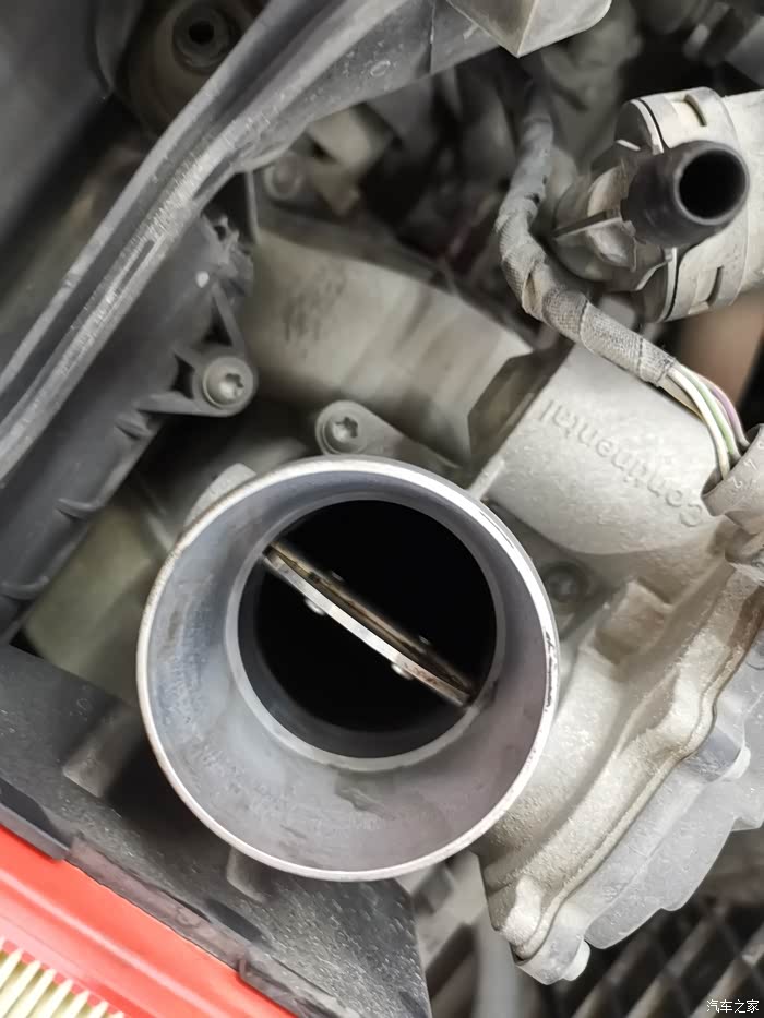 喷洒清洗剂,抹布擦拭下来的节气门积碳.