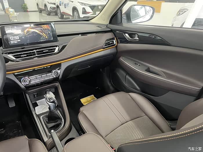 精致的家用车逸动dt内饰精致