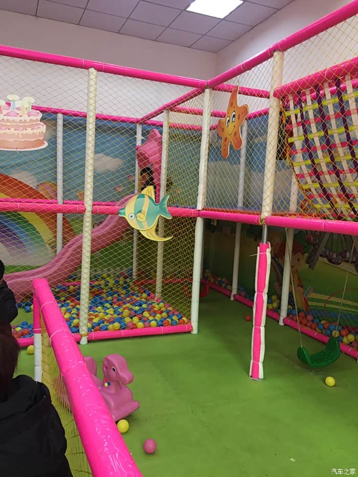 儿子欢乐玩耍小小儿童游乐园