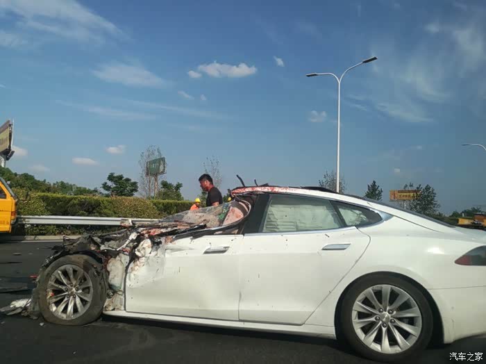 tesla高速追尾清障车
