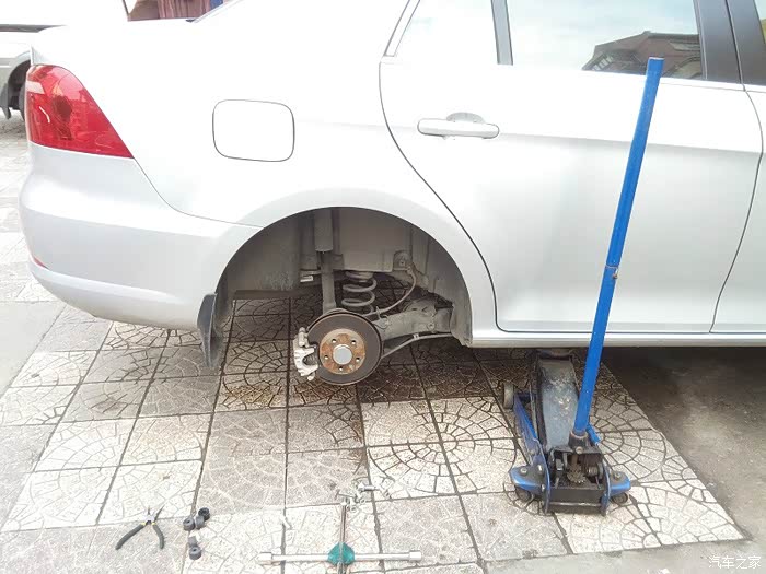 各位大哥请教宝来换备胎的问题