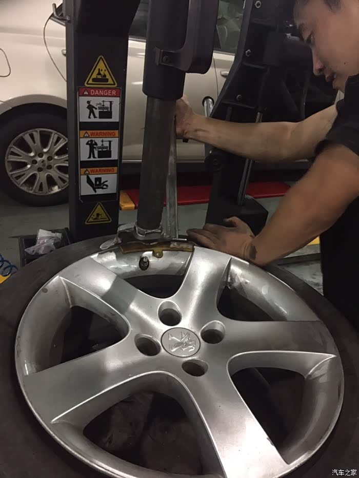 扒胎,注意那个黄色的保护垫