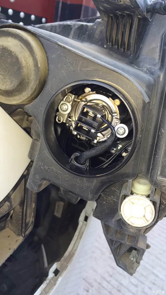 请问帝豪h7近光灯泡缺口方向