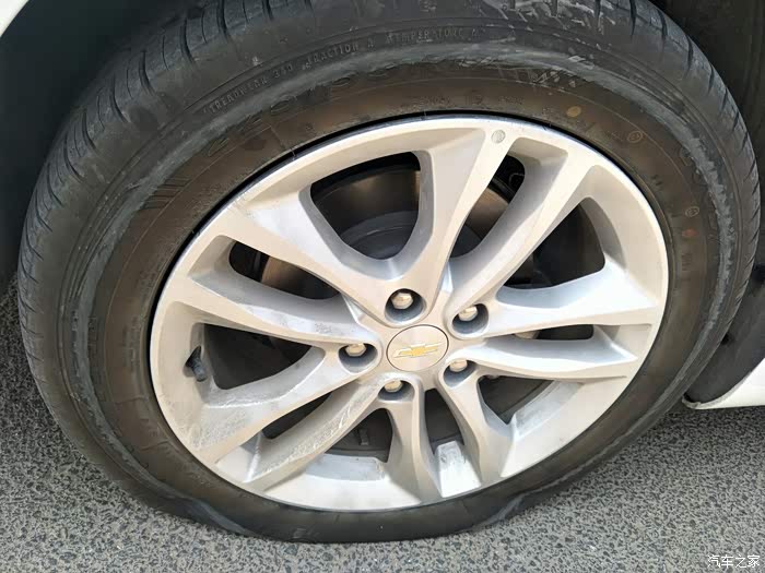 刚买车20天轮胎爆了