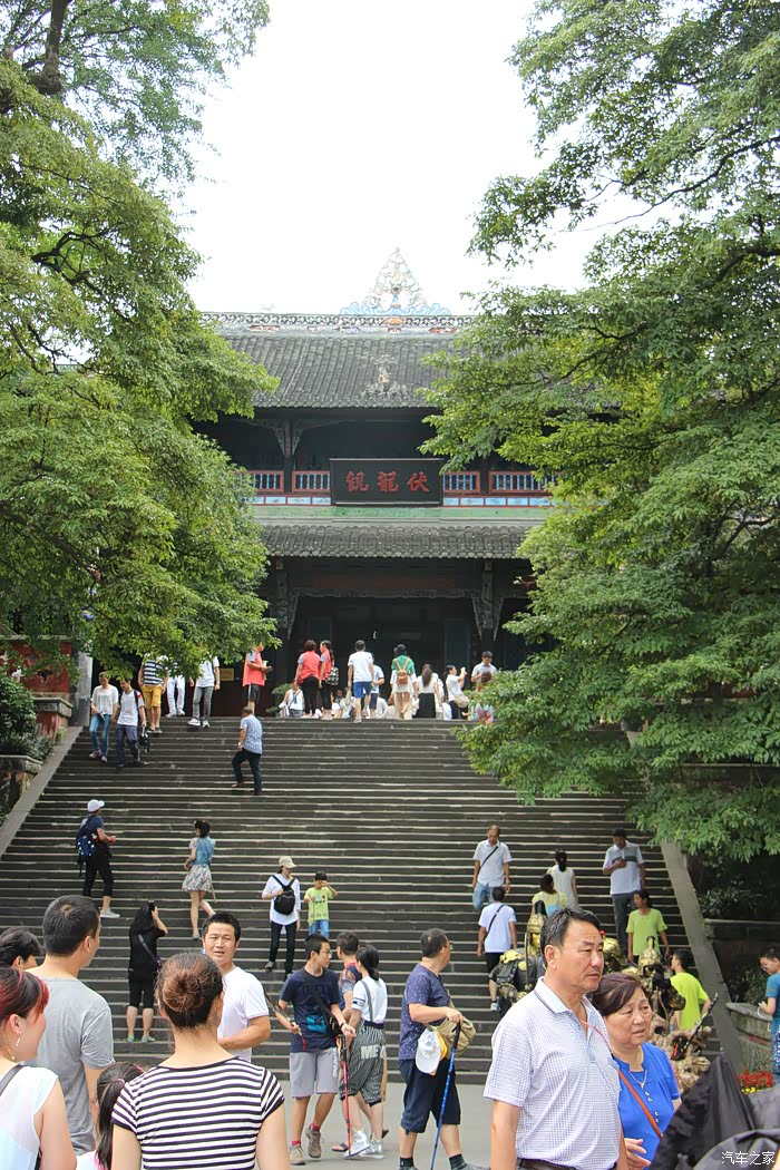 拜水都江堰,问道青城山.都江堰也是人潮汹涌哦.这个台阶好威武.