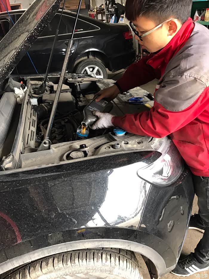 博越二保自找修理厂保养作业