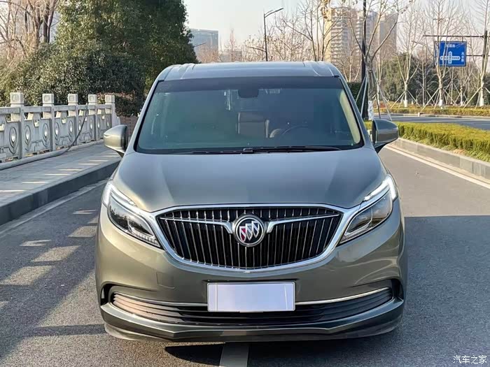 这款豪华版的别克gl8就是大气,真是太迷人了,内部空间很大.