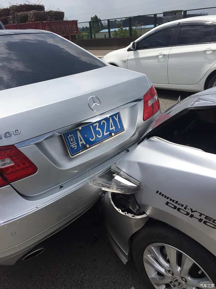 2017812高速撞车追尾120码