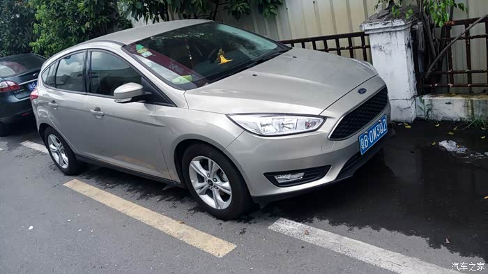 本人见过两次,一个三厢一个两厢,阳光下面呈现香槟色,没阳光就是银色.