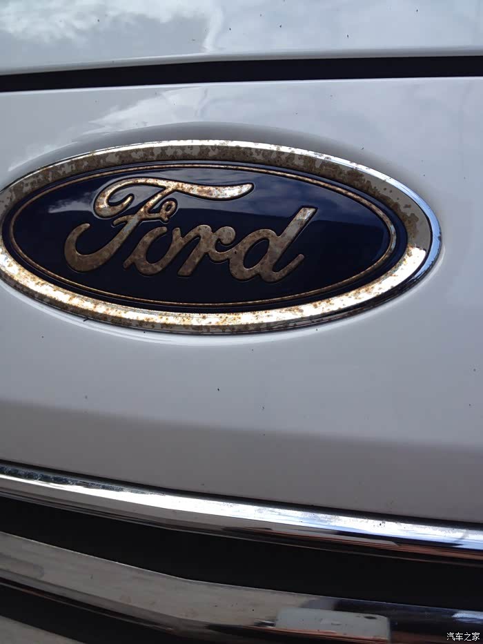 【图】晕,这车标是生锈了吗?_福睿斯论坛_汽车之家论坛